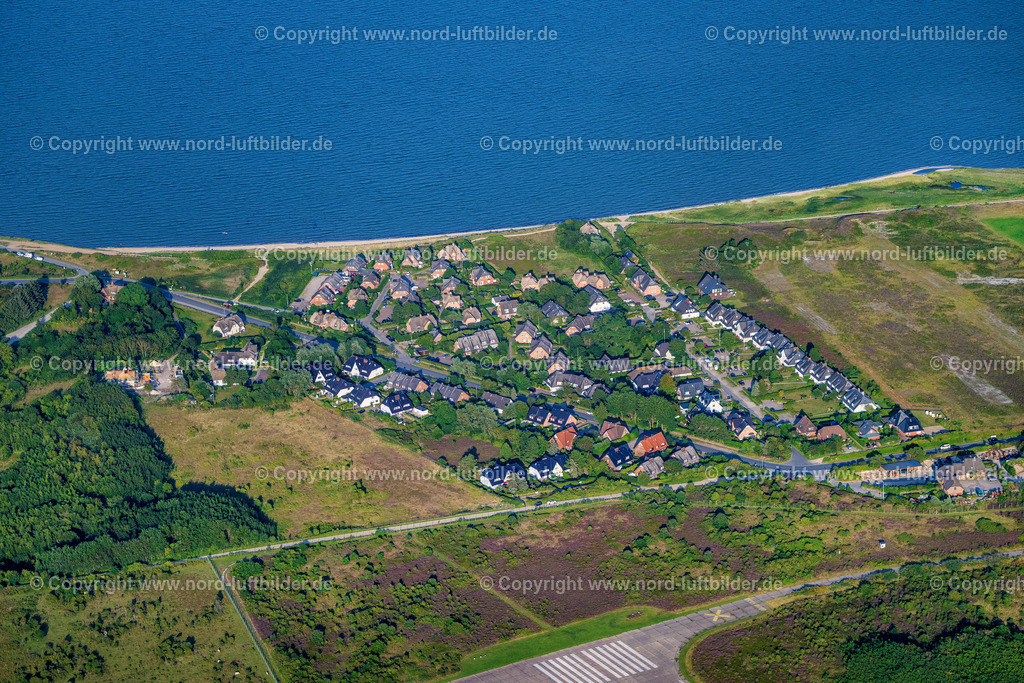 Sylt_Munkmarsch_ELS_6990130825 | MUNKMARSCH 13.08.2025 Ortsansicht an der Meeres-Küste in Munkmarsch auf der Insel Sylt im Bundesland Schleswig-Holstein, Deutschland. // Townscape on the seacoast in Munkmarsch at the island Sylt in the state Schleswig-Holstein, Germany. Foto: Martin Elsen