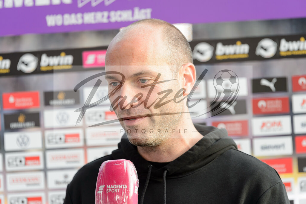 OSNVKO2021090620210906_228 | Fussball, Herren: Trainer Daniel Scherning (VfL Osnabrueck) im Interview beim Spiel der 3. Liga zwischen VfL Osnabrueck und FC Viktoria Koeln im Stadion an der Bremer Bruecke am 06.09.2021 in Osnabrueck, Deutschland.DFB / DFL REGULATIONS PROHIBIT ANY USE OF PHOTOGRAPHS AS IMAGE SEQUENCES AND/OR QUASI-VIDEO. - Realisiert mit Pictrs.com