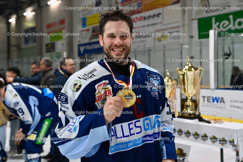 ESC SOCCERZONE STEINDORF vs. 1. EHC Althofen | #57 Wilfan Franz ESC Steindorf, ESC SOCCERZONE STEINDORF vs. 1. EHC Althofen, Siegerehrung ESC SOCCERZONE STEINDORF & 1. EHC Althofen am 08.03.2025 in Steindorf (Ossiachersee Halle), Austria, (Photo by Bernd Stefan)