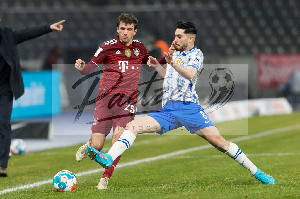 BSCFCB20220123_081 | Fussball, Herren: Thomas Mueller (FC Bayern Muenchen) und Suat Serdar (Hertha BSC) im Zweikampf bei dem Spiel der 1. Bundesliga zwischen Hertha BSC und FC Bayern Muenchen im Olypiastadion am 23.01.2022 in Berlin, Deutschland.DFB / DFL REGULATIONS PROHIBIT ANY USE OF PHOTOGRAPHS AS IMAGE SEQUENCES AND/OR QUASI-VIDEO. - Realisiert mit Pictrs.com