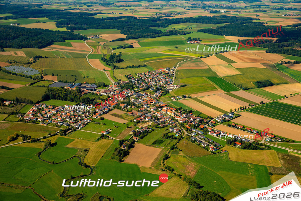 Das Luftbild zeigt : Grafentraubach Laberweinting - Die Luftaufnahme wurde 2023 vom UL-Flugzeug aus erstellt ( keine Drohne ) - Hochauflösende Luftaufnahme - Für grossformatige Ausdrucke geeignet. Die Geschenkidee !Mit Lizenz und Bildrechte bestellbar