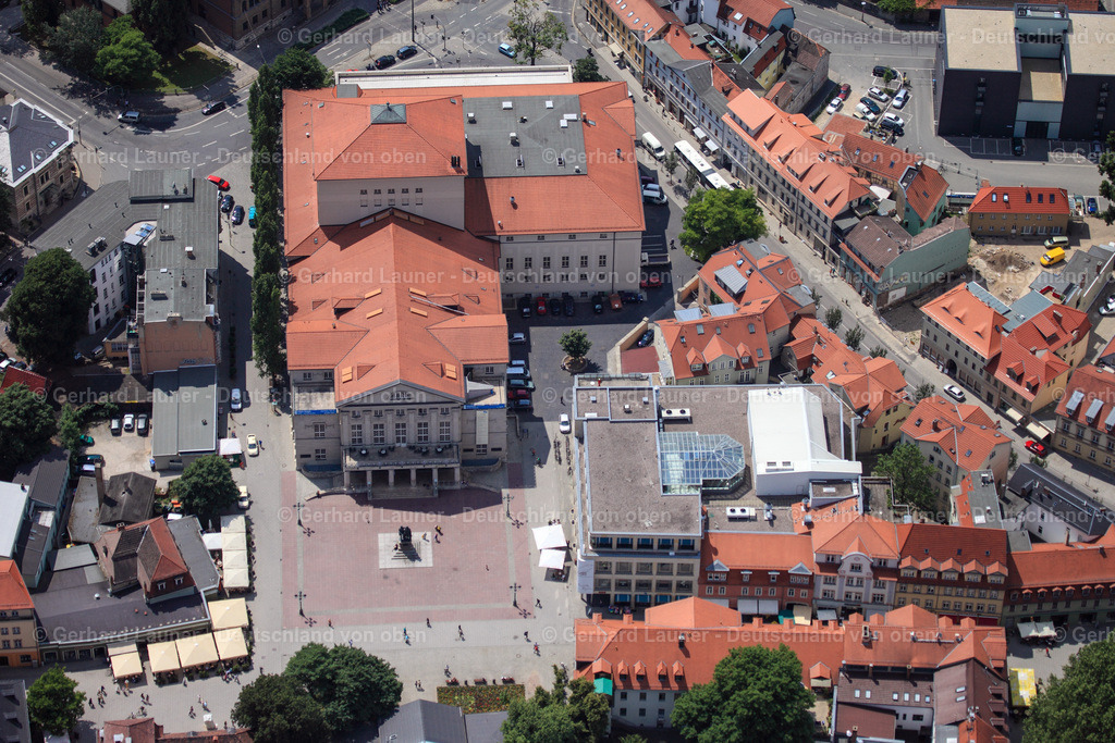 3003025 | WEIMAR 2010 Gebäude des Konzerthauses und Theater- Schauspielhauses " Deutsches Nationaltheater und Staatskapelle Weimar " mit dem Goethe-Schiller-Denkmal am Theaterplatz in Weimar im Bundesland Thüringen, Deutschland. // Building of the concert hall and theater playhouse " Deutsches Nationaltheater und Staatskapelle Weimar " with the Goethe-Schiller monument on Theaterplatz in Weimar in the state Thuringia, Germany. Foto: Gerhard Launer