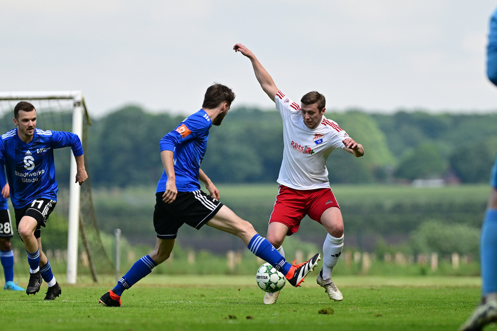 Fußball I Herren I Saison 2024-2025 I Kreisliga I 25. Spieltag I FSV Bliedersdorf-Nottensdorf - VfL Güldenstern Stade II | Der Sportfotograf. - Realisiert mit Pictrs.com