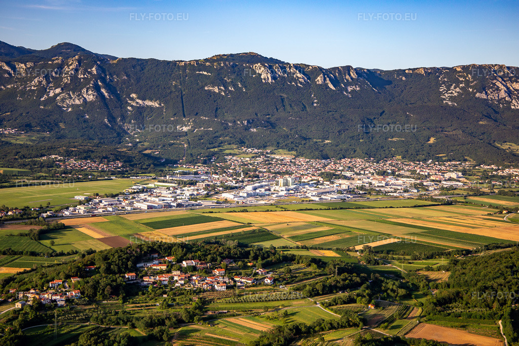 Vue aérienne: Vue de la ville depuis le sud-ouest à Ajdovščina dans le département Slovénie, Slovénie. Photo: IMG_137498.jpg prise le 14/07/2023 par Werner Riehm/FLY-FOTO.eu – Résolution de l'original: 5472 x 3648 px