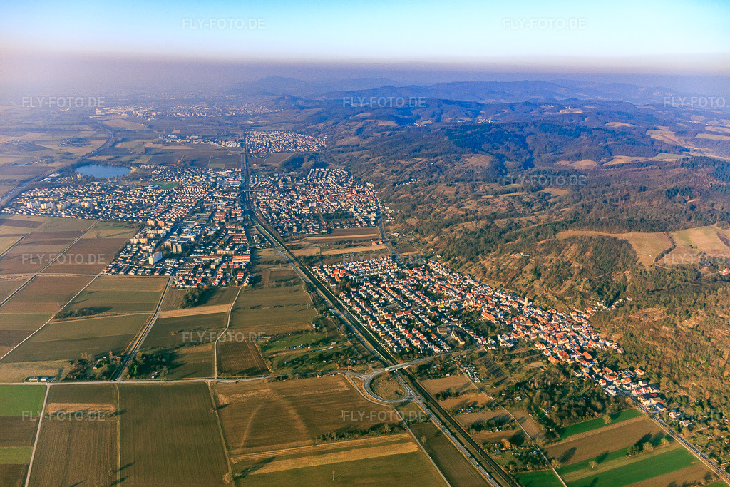 Luftbild: Ortsansicht am Rand des Odenwald zwischen A5, Bahnlinie und B3 aus Süden in Hemsbach im Bundesland Baden-Württemberg in Deutschland. Foto: IMG_096691.jpg vom 14.02.2017 durch Werner Riehm/FLY-FOTO.de