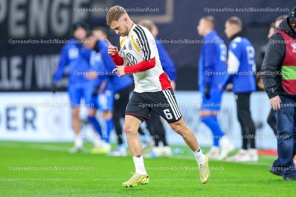 DFB17112501027 | 17.11.2025, Fußball, Länderspiel, WM-Qualifikation Europa, Deutschland - Slowakei, Red Bull Arena (Leipzig), 10. Spieltag, Saison 2025 2026: Joshua Kimmich (GER #06)  beim Aufwärmen Training vor dem Spiel Regulations prohibit any use of photographs as image sequences and or quasi-video.