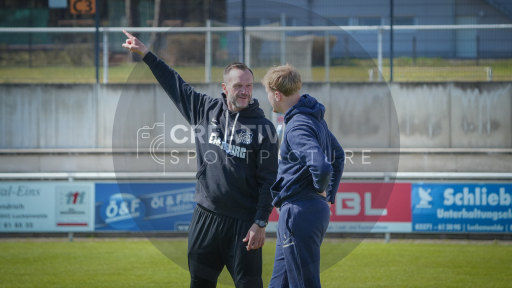 Fußball, Herren, Saison 2025/2026, Regionalliga Nordost, 29. Spieltag, FSV 63 Luckenwalde vs. FC Eilenburg, Samstag 11.04.2026, Werner-Seelenbinder-Stadion Luckenwalde, | Fußball, Herren, Saison 2025/2026, Regionalliga Nordost, 29. Spieltag, FSV 63 Luckenwalde vs. FC Eilenburg, Samstag 11.04.2026, Werner-Seelenbinder-Stadion Luckenwalde, Im Bild: Karsten Oswald (l. Trainer Eilenburg) im Gespräch mit Vincent Zaruber (r. Eilenburg) - Realisiert mit Pictrs.com
