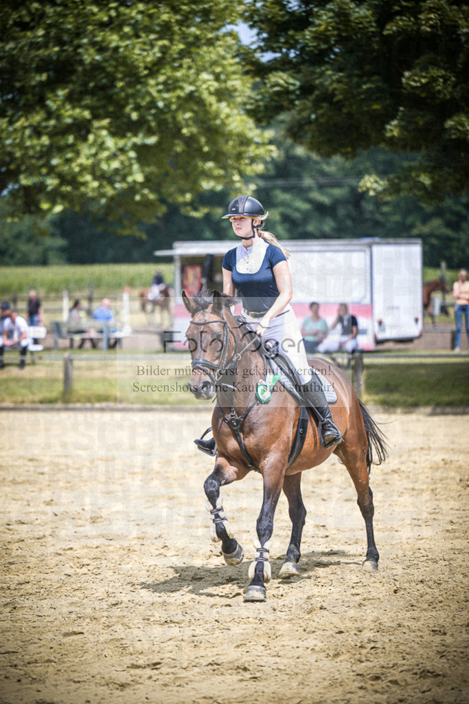 DOS_3285 | Entdecke hochwertige Reitturnierfotos von Foto Oger. Professionell, emotional und authentisch – jetzt Lieblingsmomente im Shop bestellen.Deutschlandweite Turnierfotografie. - Realisiert mit Pictrs.com