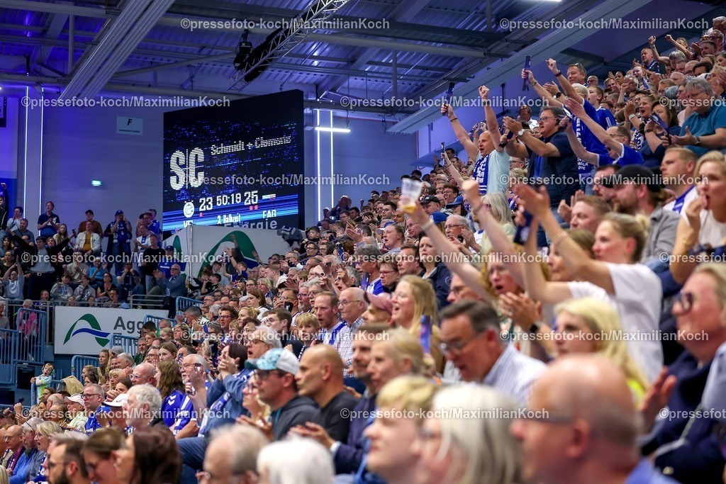 Gum30042601150 | 30.04.2026, Handball, 1. HBL, VfL Gummersbach - Frisch Auf! Göppingen, Saison 2025 / 2026 Herren, Schwalbe-Arena: Stimmung Atmosphäre Jubelnde Fans auf der Tribüne feuern die Mannschaft an Handballfans Feature 