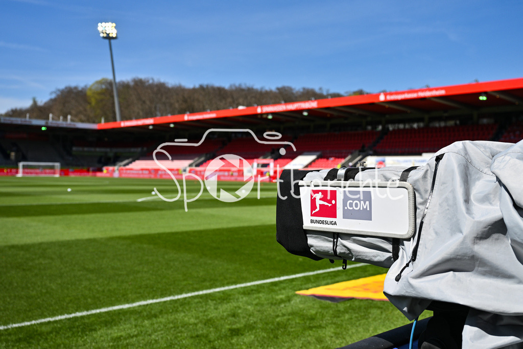 1. FC Heidenheim - FC Bayern München | Die Voith Arena vor dem Anpfiff der Bundesliga Partie zwischen dem 1. FC Heidenheim und dem FC Bayern Muenchen / Flutlicht / Anzeigetafel / Bundesliga.com / Kamera / Uebertragung / Live / Liveuebertragung / Symbolbild / Bundesliga: 1. FC Heidenheim - FC Bayern Muenchen, Voith Arena am 19.04.2025
