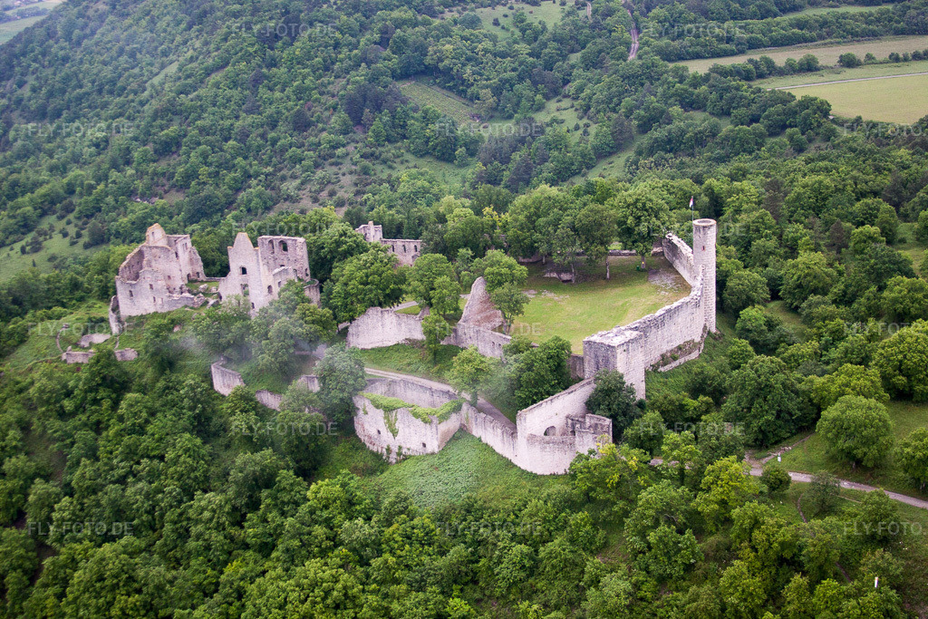 Luftbild: Ruine und Mauerreste der ehemaligen Burganlage und Feste Burgruine Homburg bei Gössenheim in Gössenheim im Bundesland Bayern in Deutschland. Foto: IMG_66024.jpg vom 30.05.2014 durch Werner Riehm/FLY-FOTO.de