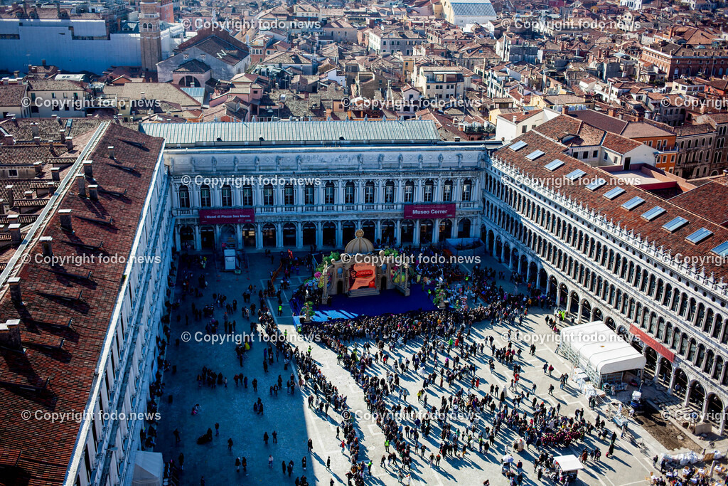 Italien_ Venedig_ 03.03.2025-83 | 03.03.2025, Italien, ITA, Venetien, Venedig, im Bild Venedig, Stadtansichten, Touristen, Reisefeature, Karneval, Masken, maskiert, venezianisch, Reise, Venedig, Venezia, Venetien, Stadtansicht, Campanile, Canale Grande, Markusplatz, Markuskirche, Touristen, Gondel, Gondolere, Faehre, Motorboot, Wassertaxi, Vaporetto, Adria, Lagune, Pfahlbauten, Bruecke, Rialtobruecke, La Gondola, Dogenpalast, Italien, Creativ, Kreativ
