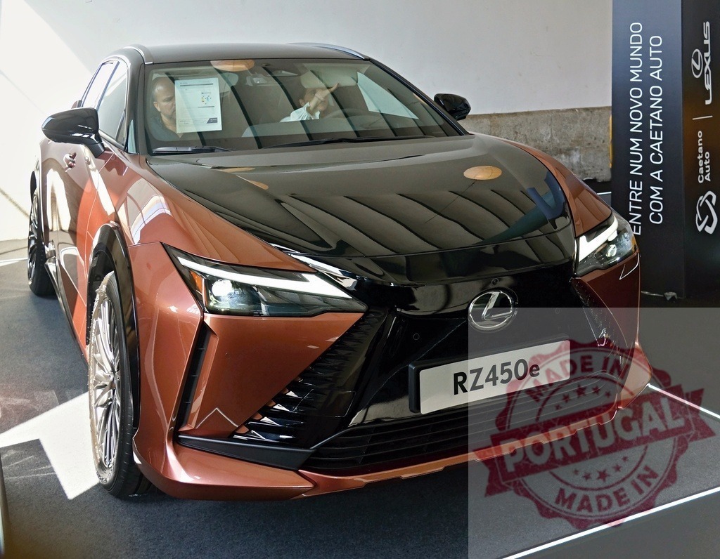 Lexus RZ450e electric luxury SUV at Caetano Auto exhibition | Lexus RZ450e electric SUV on display at an automotive dealership event - Realisiert mit Pictrs.com