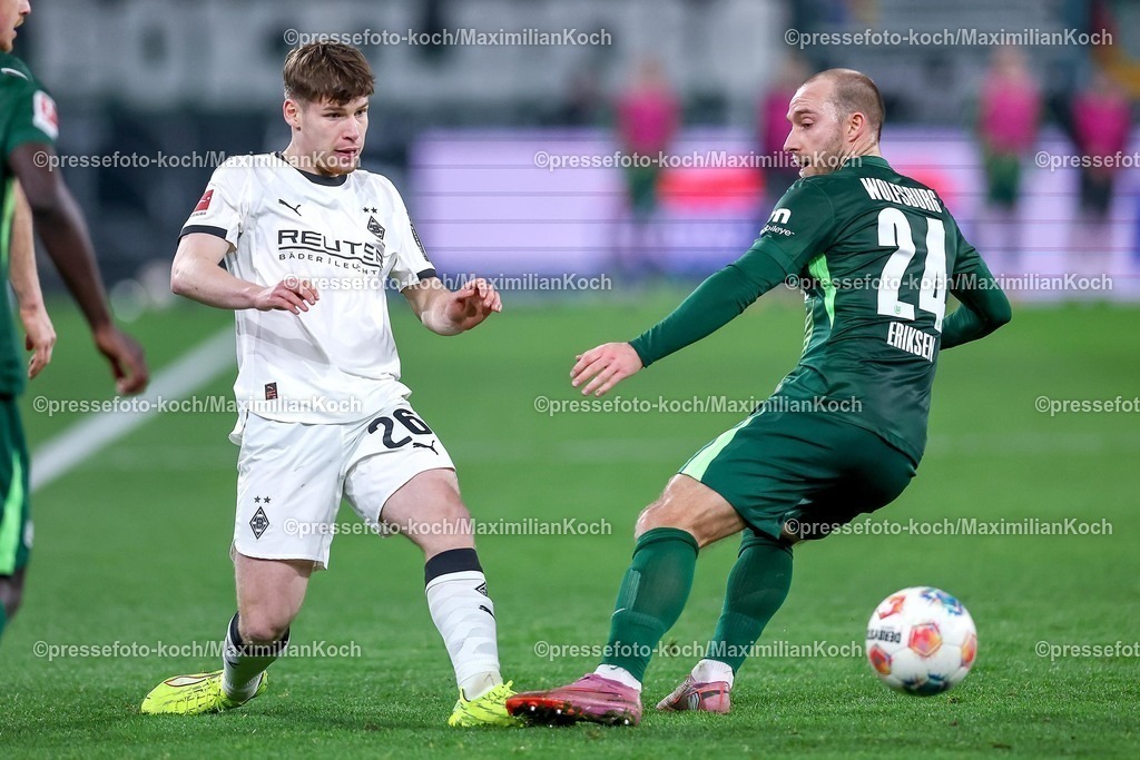 BMG13122501072 | 13.12.2025, Fußball, Borussia Mönchengladbach - VfL Wolfsburg, 1. Fußball Bundesliga, 14.Spieltag, Borussia-Park, Saison 2025 2026: Lukas Ullrich&nbsp;(Borussia Mönchengladbach #26) im Zweikampf gegen  Christian Eriksen&nbsp;(VfL Wolfsburg #24) DFB regulations prohibit any use of photographs as image sequences and or quasi-video.