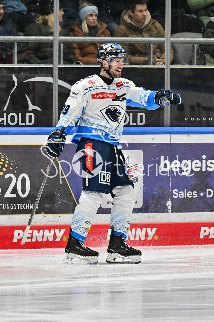 Augsburger Panther - ERC Ingolstadt | Jubel der Gaeste nach dem Treffer zum 1-3 druch Austen KEATING (ERC Ingolstadt #89)  Freude / Happy / Tor / Torschuetze / DEL: Augsburger Panther - ERC Ingolstadt, Curt Frenzel Stadion am 26.01.2025