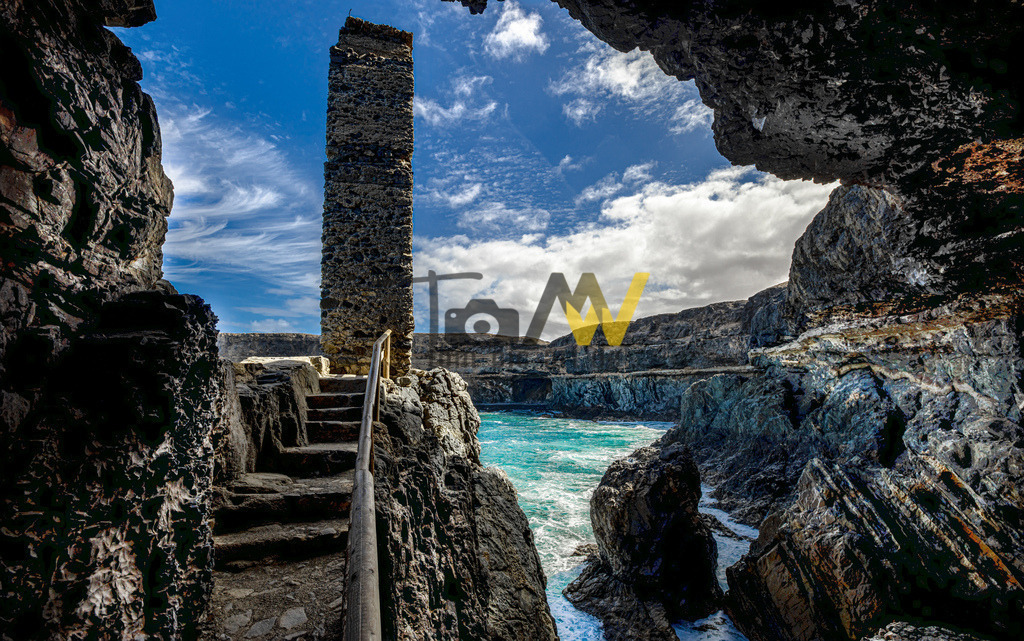 Blick aus der Piratenhöhle von Ajuy-Fuerteventura-blaues Meer | Ein Ausblick aus einer der Piratenhöhlen am Meer in der Nähe des Fischerdorfes Ajuy.  - Realisiert mit Pictrs.com