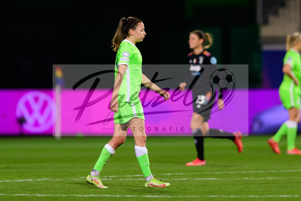 WOBJUV20211118_072 | Fussball, Frauen: Joelle Wedemeyer (VfL Wolfsburg) enttaeuscht bei dem Spiel der UEFA Women´s Champions League zwischen VfL Wolfsburg und Juventus Turin im AOK-Stadion am 18.11.2021 in Wolfsburg, Deutschland. - Realisiert mit Pictrs.com