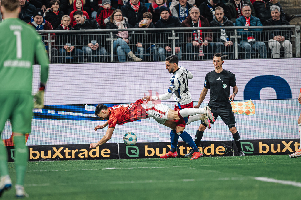 Fußball | Männer | Saison 2024/2025 | 2. Fußball-Bundesliga | 23. Spieltag | Hamburger SV vs. 1. FC Kaiserslautern | 21.02.2025 | Foul von Ludovit Reis (#14, HSV) an Maximilian Bauer (#5, 1. FC Kaiserslautern)
