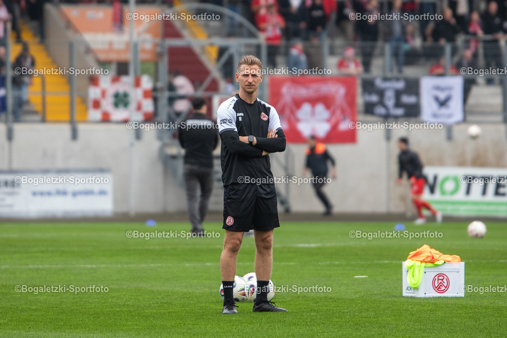 Co-Trainer Dominik Ernst | 11.10.2025, Fußball, Niederrheinpokal, Rot-Weiß Oberhausen - Rot-Weiss Essen: Co-Trainer Dominik Ernst (Rot-Weiss Essen) begutachtet das Aufwärmen - Realisiert mit Pictrs.com