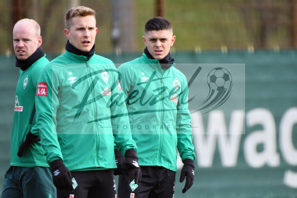 20200212_TRASVW_0069 | Fussball, Herren: Davy Klaassen (Werder Bremen), Johannes Eggestein (Werder Bremen) und Milot Rashica (Werder Bremen) schauen waehrend der Trainingseinheit des SV Werder Bremen auf dem wohninvest Weserstadion Trainingsplatz am 12.02.2020 in Bremen, Deutschland. - Realisiert mit Pictrs.com