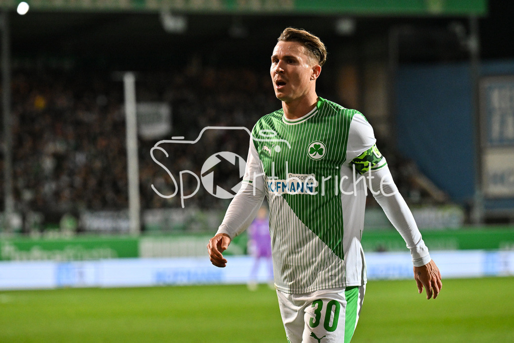 SpVgg Greuther Fürth - Karlsruher SC | FUERTH, GERMANY - OCTOBER 24:  Felix KLAUS (SpVgg Greuther Fuerth 30) during the 2. bundesliga match between SpVgg Greuther Fuerth vs. Karlsruher SC on matchday 10 at Sportpark Ronhof Thomas Sommer on October 24, 2025 in Fuerth, Germany / DFL REGULATIONS PROHIBIT ANY USE OF PHOTOGRAPHS AS IMAGE SEQUENCES AND/OR QUASI-VIDEO
