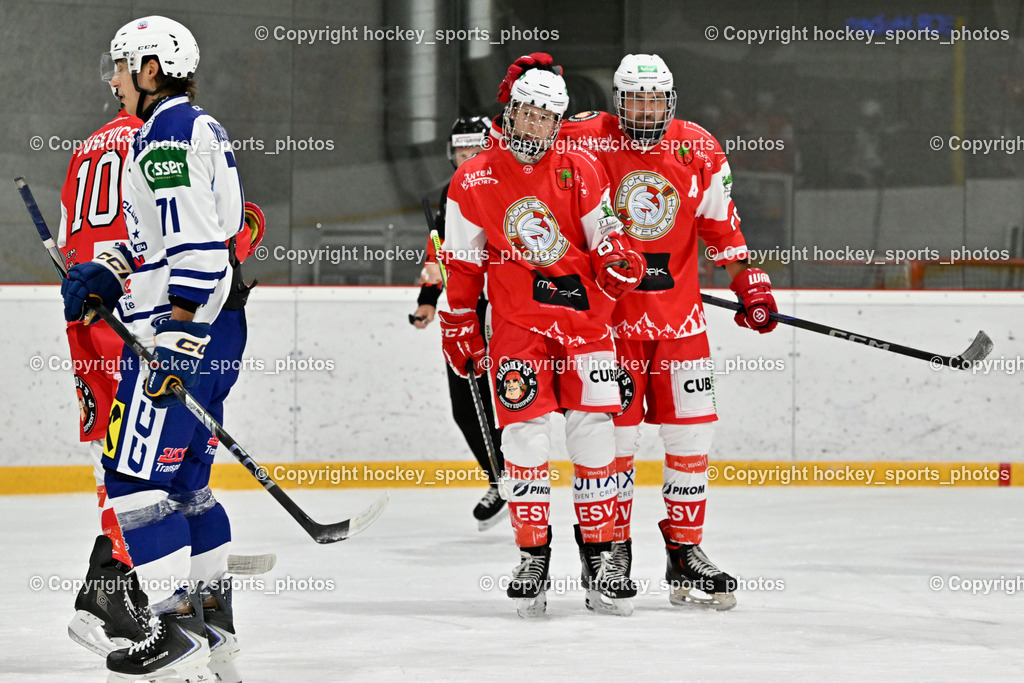 ESV Ferlach vs. UECR Eisbären Huben | Jubel ESV Ferlach Mannschaft, #87 Piuk Tobias ESV Ferlach, #58 Florian Matthias ESV Ferlach, #71 Sinegubovs Antons UECR EISBÄREN HUBEN, ESV Ferlach vs. UECR Eisbären Huben, ESV Ferlach vs. UECR Eisbären Huben am 31.10.2025 in Ferlach (HTC Eishalle Ferlach), Austria, (Photo by Bernd Stefan)
