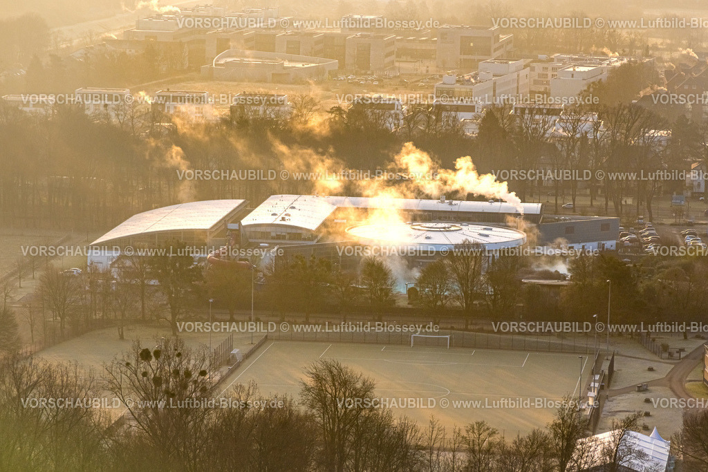 Hamm250200074Mitte | Luftbild, winterliches Maximare Erlebnisbad mit Innen- und Außenschwimmbecken mit Rauchwolken, davor Sportplatz Fußballplatz vom Sportzentrum Ost, hinten Hochschule Hamm-Lippstadt und Sci:Q Science Quarter Paracelsuspark, Mitte, Hamm, Ruhrgebiet, Nordrhein-Westfalen, Deutschland