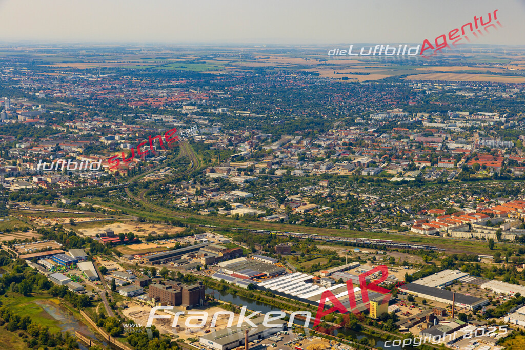 Luftbild Vs Google Maps  Industriehafen  Magdeburg -Das Luftbild wurde 2025 vom UL-Flugzeug heraus erstellt ( keine Drohnenluftbilder ) - Hochauflösende Luftaufnahme -Nicht vergleichbar mit Google Maps oder Satelittenbilder- Die Geschenkidee !Mit Lizenz und Bildrechte bestellbar