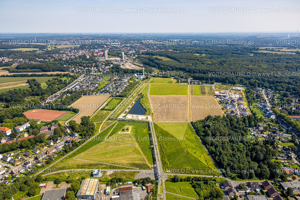 Gelsenkirchen240808215GE-Nord | Luftbild, Neubaugebiet Wohnsiedlung am Stadtteilpark Hassel und Glückaufpark Hassel, hinten ehemaliges DSK Bergwerk Lippe, Egonstraße, Hassel, Gelsenkirchen, Ruhrgebiet, Nordrhein-Westfalen, Deutschland