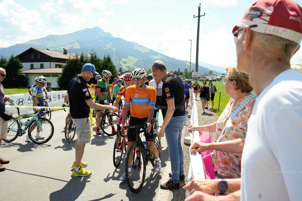 412_20230817_Bewerb_Maenner_Muehlanger | AUT - OESTERREICH, 2023-08-16: SPORT RENNRAD-FAHREN - 55. INTERNATIONALER RADWELTPOKAL IN ST. JOHANN IN TIROL  - Vintage-Radrennen mit WM-Bronze-Medaillen-Siegerin Christina Schweinberger, den Teilnehmer und Alexander Baumann (vom Orginastions-Team) - TAG 2 BEWERB MAENNER IN SECHS GRUPPEN  ; Foto: Roland Muehlanger
