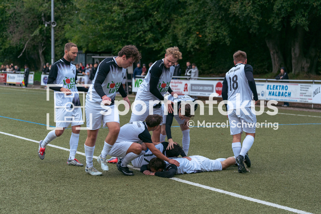 TSV 05 Ronsdorf – SSV Bergisch Born II | Der Torjubel nach dem 3:1. Bezirksliga Niederrhein, Gruppe 2: TSV 05 Ronsdorf gegen SSV Bergisch Born II, Wuppertal, 11.10.2026. Endstand: 3:1. sportimfokus / Marcel Schwering - Realisiert mit Pictrs.com