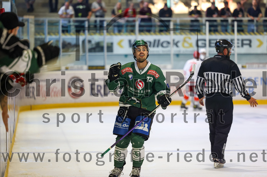 2023-09-10_085_TSV_Erding_gegen_EHC_Klostersee | Erding, Deutschland, 10.09.2023:
Eishockey, Bayernliga 2023 / 2024, Testspiel, TSV Erding gegen EHC Klostersee, Endergebnis: 10:1

Jubel nach dem 2:0
Leon Abstreiter (Erding Gladiators, #72)

Foto: Christian Riedel / fotografie-riedel.net