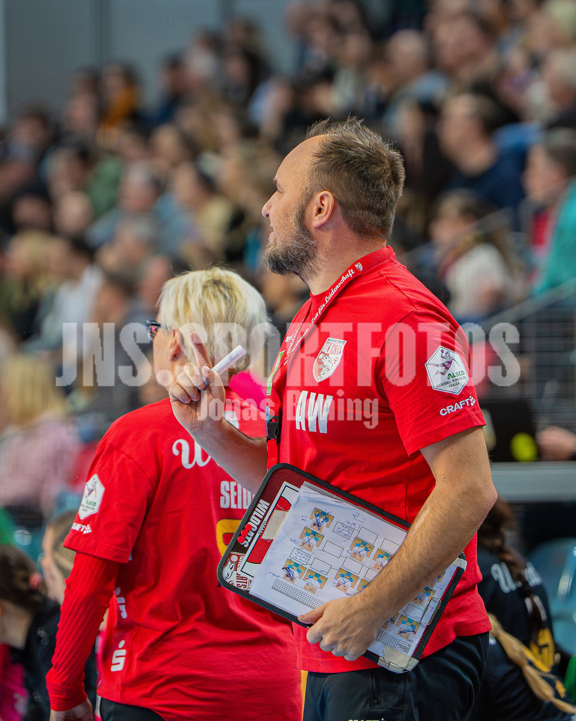 Handball I Frauen I Saison 2025-2026 I 1. HBF I 15. Spieltag I VFL Oldenburg - SV Union Halle-Neustadt 0050 | Andreas Wiese (SV Union Halle-Neustadt) - Realisiert mit Pictrs.com