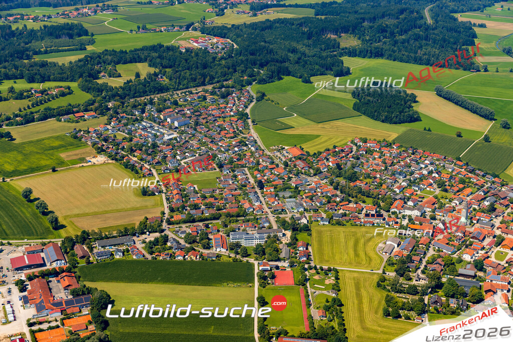 Luftaufnahme der Stadt Aßling - Die Luftaufnahme wurde 2025 vom UL-Flugzeug heraus erstellt ( keine Drohne ) - Hochauflösende Luftaufnahme - für professionelle Ausdrucke geeignet. Die Geschenkidee !Mit Lizenz und Bildrechte bestellbar