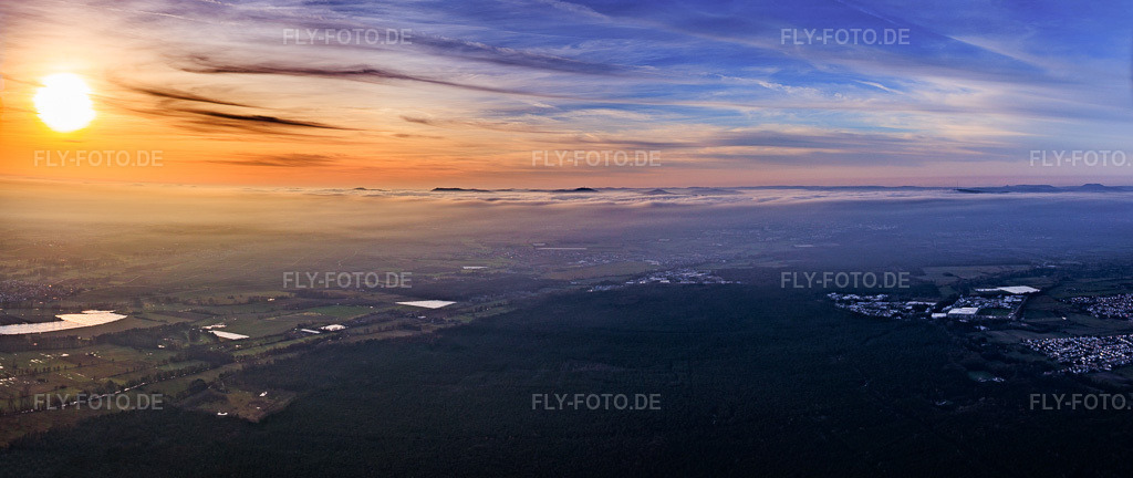 Luftbild: Sonnenuntergang über Winternebel an der Haardt im Ortsteil Speyerdorf in Neustadt im Bundesland Rheinland-Pfalz in Deutschland. Foto: IMG_152092-Pano.jpg vom 12.12.2025 durch Werner Riehm/FLY-FOTO.deAuflösung des Originals: 9977 x 4209 px