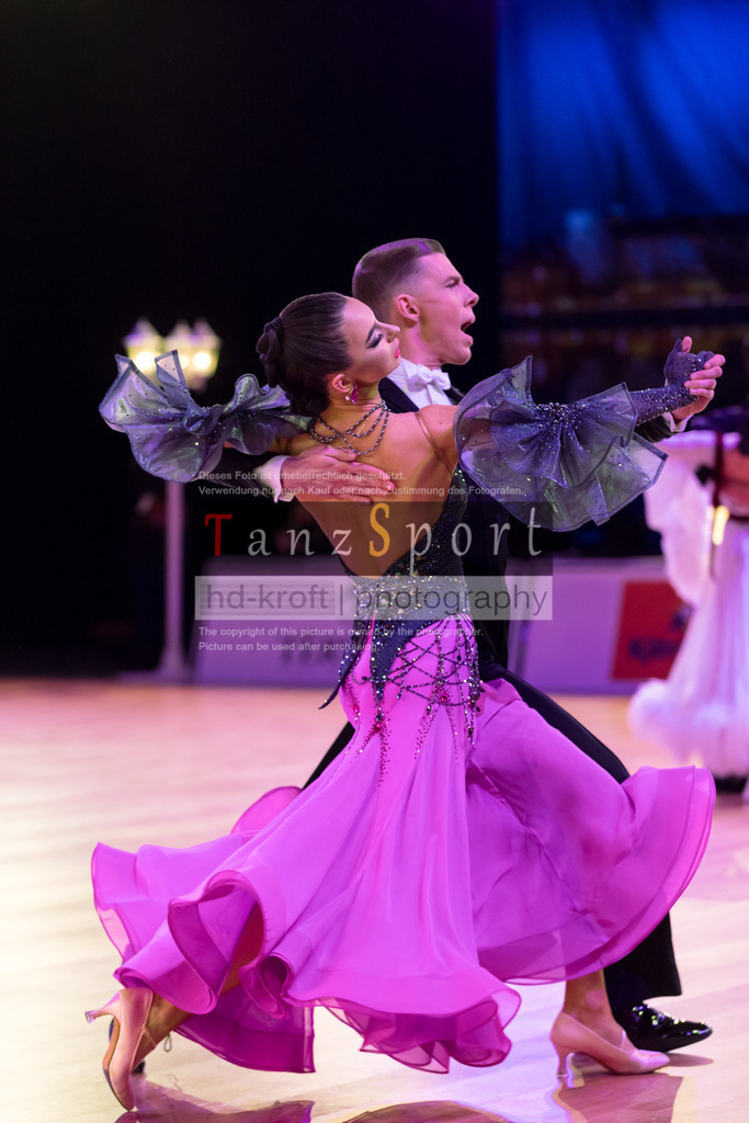 20241215_WDSF_Int_Open_Std-Riga-9809 | Tanzsportbilder, Standardtanz, Lateintanz, WDSF, DTV, LTVB, dancecomp, goc, hessen tanzt, blaues band der spree, walzer, tango, wiener walzer, slowfox, quickstepp, samba, rumba, cha-cha-cha, paso doble. jive, hd-kroft photography, turniertanzsport