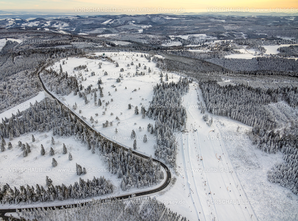 Winterberg221201322 | Luftbild Kahler Asten und Astenturm, kurvenreiche Straßen, Winterwunderland in Winterberg im Sauerland, am Kahlen Asten und den Skiabfahrten und dem Skilift-Karussell Winterberg, Abendrot, Winterberg, Sauerland, Nordrhein-Westfalen, Deutschland