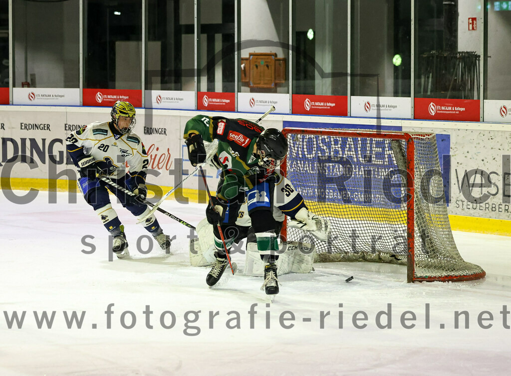 2022-11-26_078_TSV_Erding_gegen_ESC_Geretsried | Erding, Deutschland, 26.11.2022:
Eishockey, Bayernliga U20 2022 / 2023, xx. Spieltag, TSV Erding gegen ESC Geretsried, Endergebnis: 5:3

Luis Huber (ESC Geretsried, #20), Torwart Jan Philipp Marco (ESC Geretsried, #30), Ryan Finn Henke (Erding Gladiators, #10)

Foto: Christian Riedel / fotografie-riedel.net