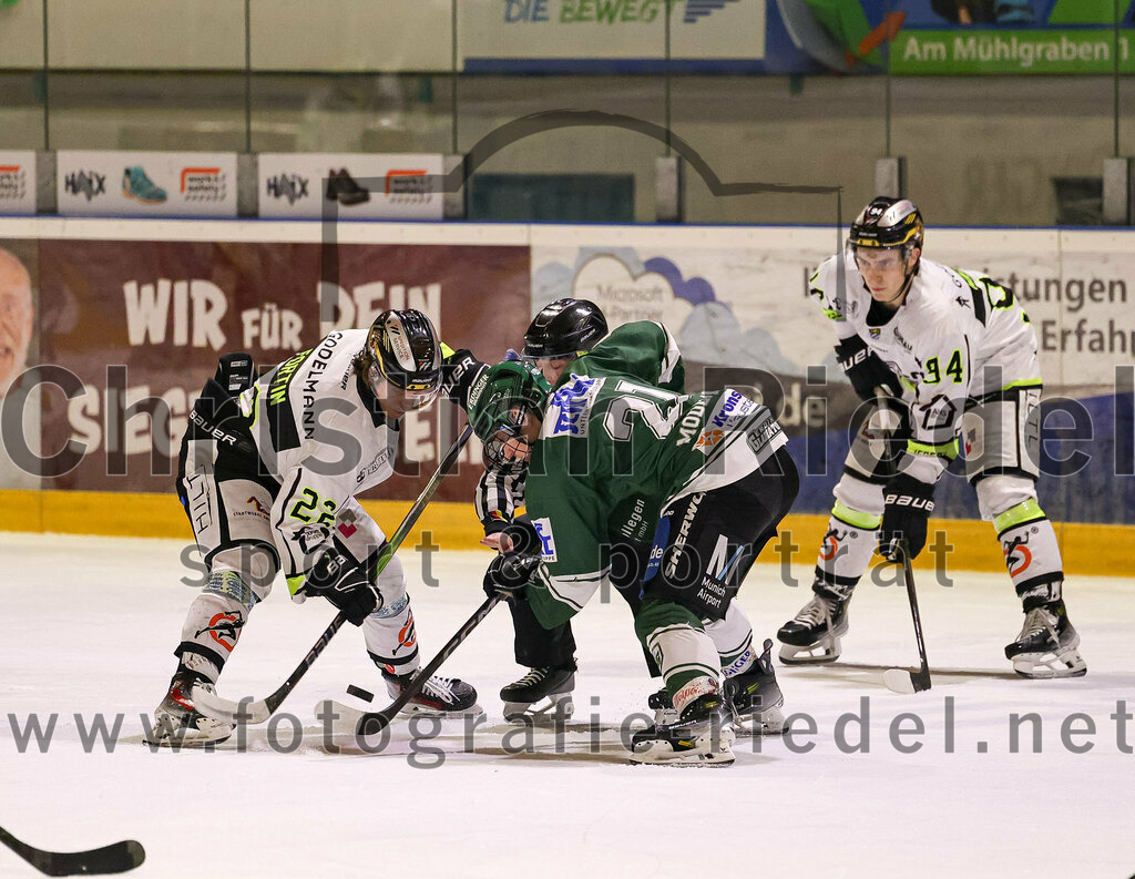 2024-02-02_095_TSV_Erding_gegen_ERSC_Amberg | Erding, Deutschland, 02.02.2024:
Eishockey, Bayernliga Vorrunde 2023 / 2024, 30. Spieltag, TSV Erding gegen ERSC Amberg, Endergebnis: 1:0

Hunter Fortin (ERSC Amberg, #22), Erik Modlmayr (Erding Gladiators, #21), Brendan Walkom (ERSC Amberg, #94)

Foto: Christian Riedel / fotografie-riedel.net