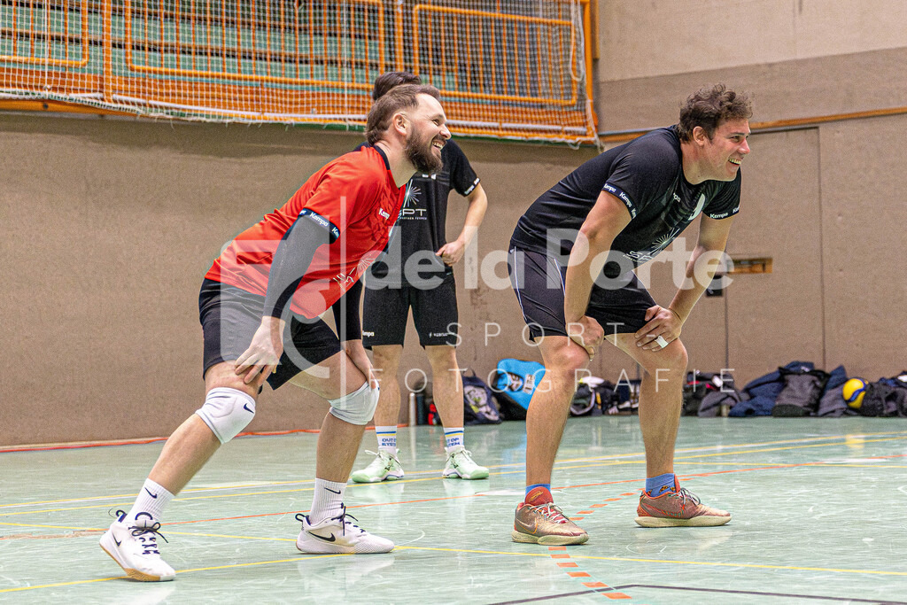 Iseni_ Besart (Libero_ links und Phillip Ohnesorge haben Spaß) vs TSV Burgdorf 170126 dlP | immodelaporte-sportfotos - Realisiert mit Pictrs.com