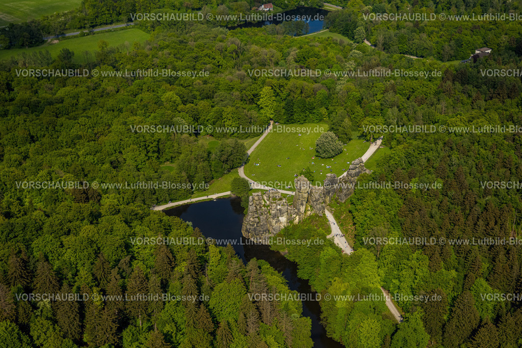 Horn-BadMeinberg240505998Externsteine | Luftbild, Externsteine, historische Sehenswürdigkeit im NSG Naturschutzgebiet, markante Felsformation mit Besucher Plattform, Oberer See mit Fluss Wiembecke und  Liegewiese mit Besuchern, umgeben vom Waldgebiet Teutoburger Wald, Holzhausen-Externsteine, Horn-Bad Meinberg, Ostwestfalen, Nordrhein-Westfalen, Deutschland