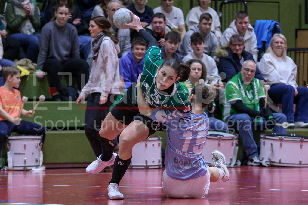 Handball, 2. Bundesliga Frauen, SV Werder Bremen - Bayer 04 Leverkusen | v.li.: Anna Lena Bergmann (SV Werder Bremen, 25) und Leah Kreiselman (Bayer 04 Leverkusen, 15) im Zweikampf, Duell, Spielszene, Aktion, Action