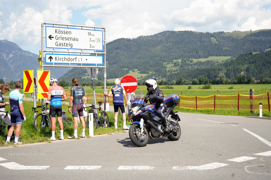 545_20230817_Bewerb_Maenner_Muehlanger | AUT - OESTERREICH, 2023-08-16: SPORT RENNRAD-FAHREN - 55. INTERNATIONALER RADWELTPOKAL IN ST. JOHANN IN TIROL  - Vintage-Radrennen mit WM-Bronze-Medaillen-Siegerin Christina Schweinberger, den Teilnehmer und Alexander Baumann (vom Orginastions-Team) - TAG 2 BEWERB MAENNER IN SECHS GRUPPEN  ; Foto: Roland Muehlanger