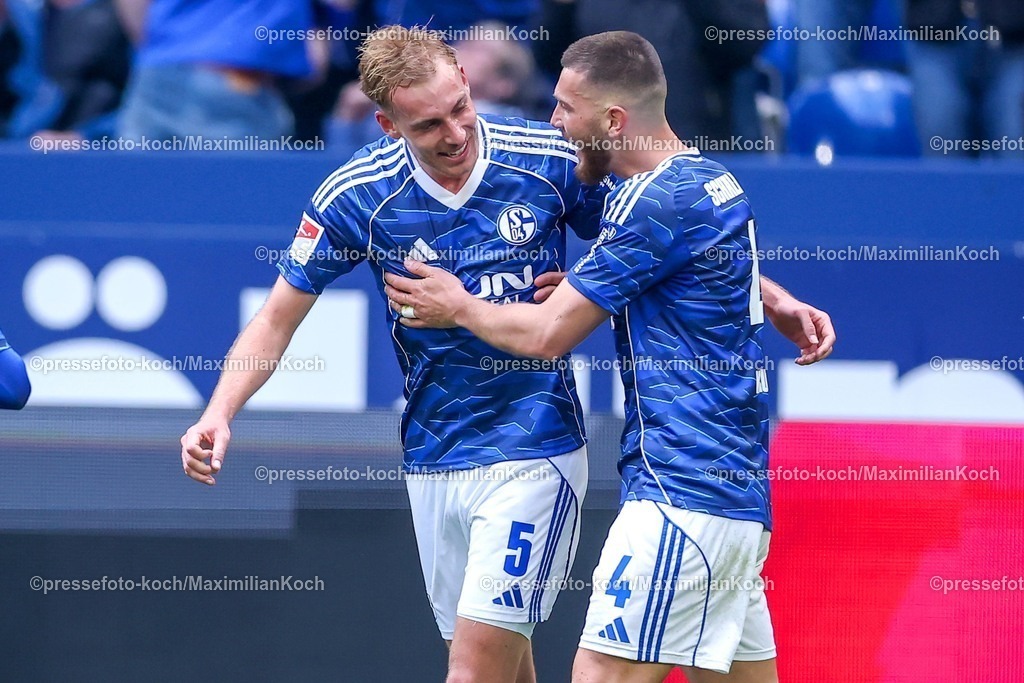 S0419042601021 | 19.04.2026, Fußball, FC Schalke 04 - SC Preußen Münster, 30. Spieltag, 2. Fußball Bundesliga, Veltins-Arena Gelsenkirchen, Saison 2025 2026: Torjubel nach dem Tor zum 2:0 durch Torschütze Timo Becker&nbsp;(Schalke04 #05)  zusammen mit  Hasan Kurucay&nbsp;(Schalke04 #04)  DFB regulations prohibit any use of photographs as image sequences and or quasi-video.