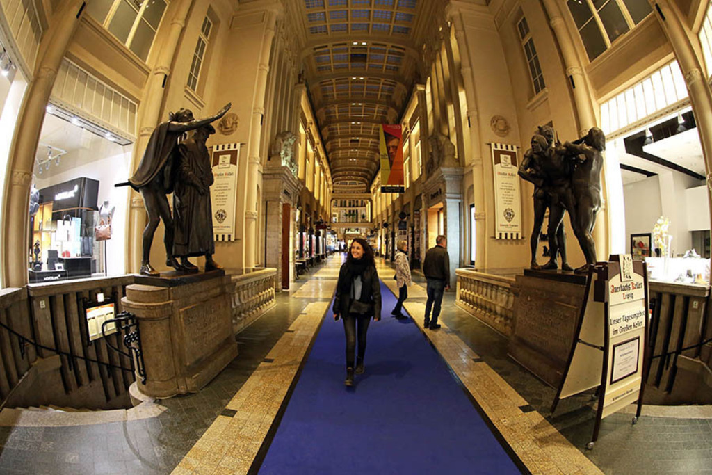 Foto: Leipzig - Faust-Skulpturen in der Mädler Passage | Das Team hinter BILDLEXIKON LEIPZIG bündelt historische wie aktuelle Informationen über die Stadt Leipzig in Text und Bild auf einer Plattform und stellt diese der interessierten Öffentlichkeit zur Verfügung.