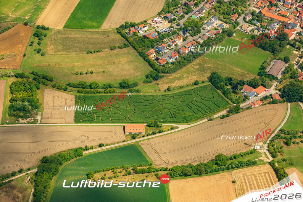 Schrägluftbild  Maislabyrinth  Ippesheim - Das Luftbild wurde 2025 vom UL-Flugzeug heraus erstellt ( keine Drohne ) - Hochauflösende Luftaufnahme -Nicht vergleichbar mit Google Maps oder Satelittenbilder- Die Geschenkidee !Mit Lizenz und Bildrechte bestellbar