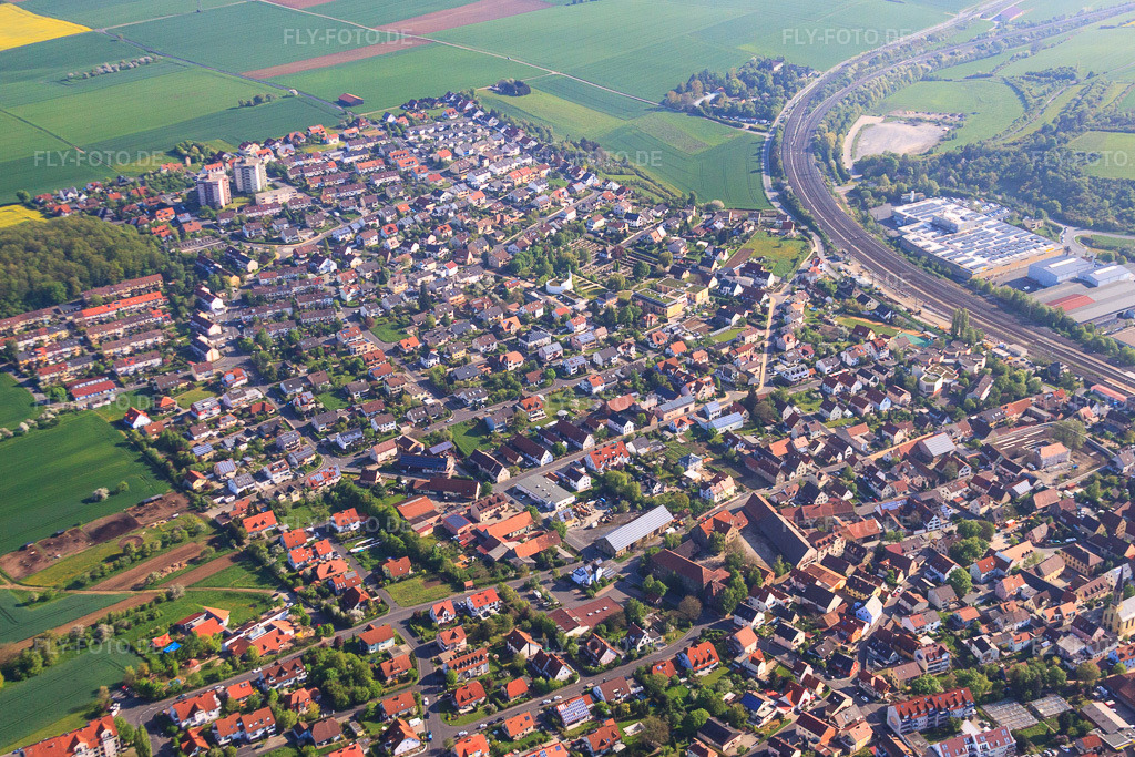Luftbild: Ortsansicht von Süden in Rottendorf im Bundesland Bayern in Deutschland. – Foto: IMG_57071.jpg vom 08.05.2013 durch Werner Riehm/FLY-FOTO.de – Auflösung des Originals: 4492 x 2995 px