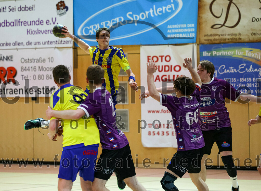 2023-03-11_036_SpVgg_Altenerding_gegen_SSG_Metten | Erding, Deutschland, 11.03.2023:
Handball, Bezirksoberliga Männer 2022 / 2023, 17. Spieltag, SpVgg Altenerding gegen SSG Metten, Endergebnis: 26:22

Sebastian Klima (SSG Metten, #93), Severin Lößl (SpVgg Altenerding, #21), Patrick Sigl (SSG Metten, #99), Jakob Köhler (SpVgg Altenerding, #66), Niklas Fleps (SpVgg Altenerding, #17)

Foto: Christian Riedel / fotografie-riedel.net