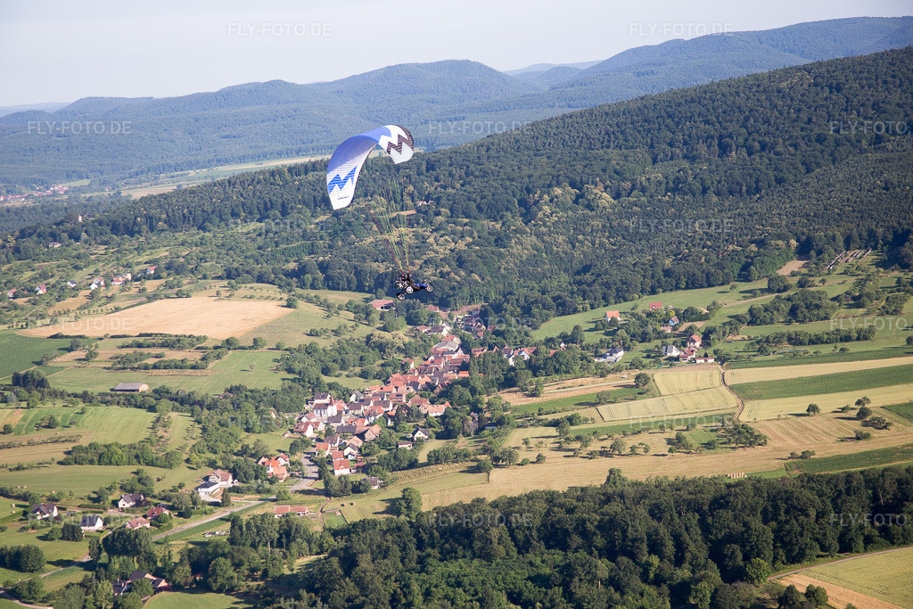 Luftbild: Ortsansicht in Mitschdorf im Bundesland Bas-Rhin in Frankreich. Foto: IMG_082969.jpg vom 26.06.2015 durch Werner Riehm/FLY-FOTO.de