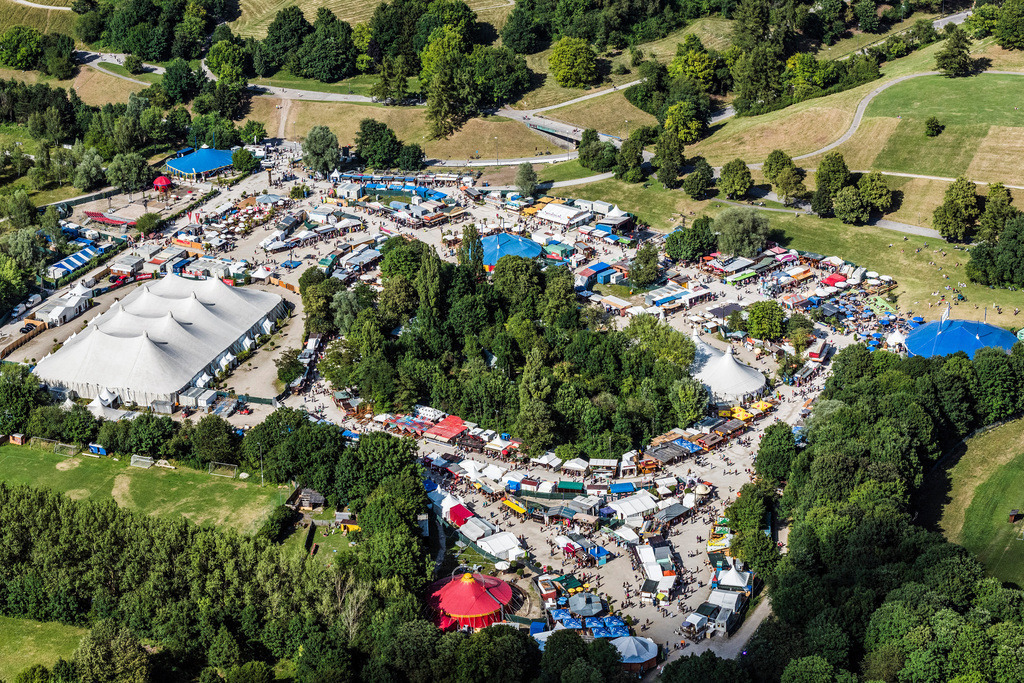 dr__0019513.jpg | MüNCHEN 04.07.2017 Teilnehmer des Sommer Tollwood  Musik- Festivals auf dem Veranstaltungs- Konzertgelände in München im Bundesland Bayern, Deutschland. // Participants in the Sommer Tollwood  music festival on the event concert area in Munich in the state Bavaria, Germany. Foto: Daniel Reiter